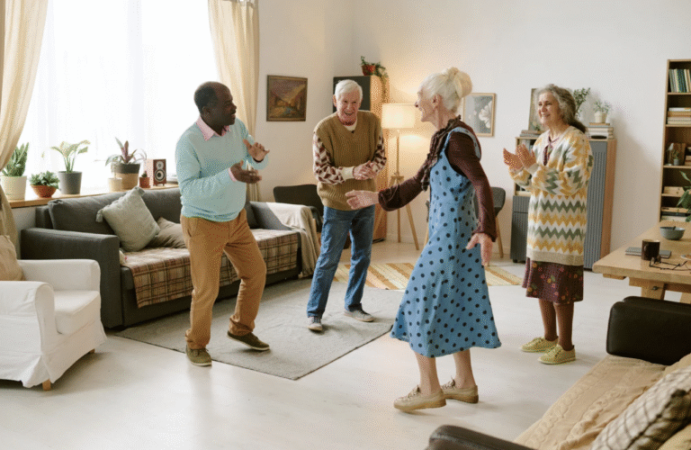 Pessoas se divertindo em sala de estar, representando tranquilidade em um lar protegido por seguro residencial Economize