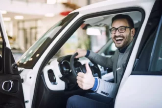 homem sorrindo ao fazer o seu seguro auto na economize on.